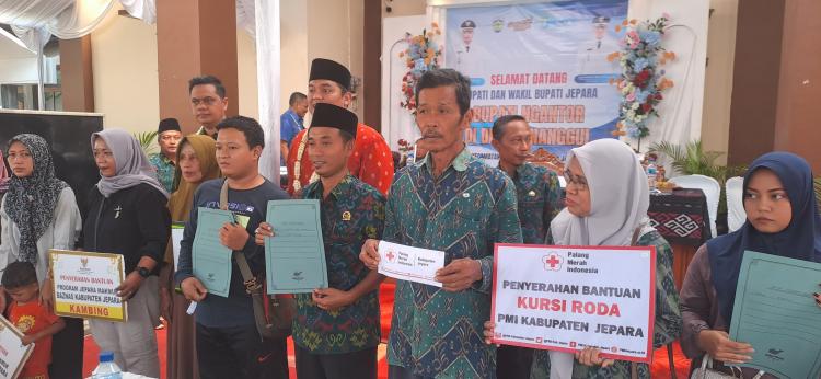 PMI Kabupaten Jepara Serahkan Bantuan Sosial dalam Kegiatan BUNGA DESA di Sinanggul