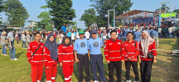 PMI Kabupaten Jepara Siaga di Pantai Kartini pada Peringatan May Day 2025