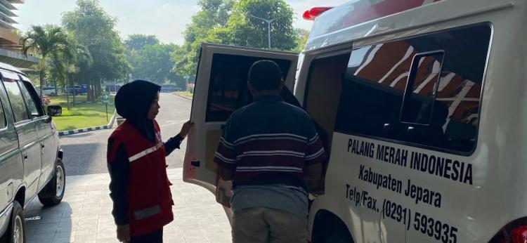 PMI Jepara Antar Pasien ke RS Ortopedi Surakarta, Prioritaskan Pelayanan Ramah dan Cepat
