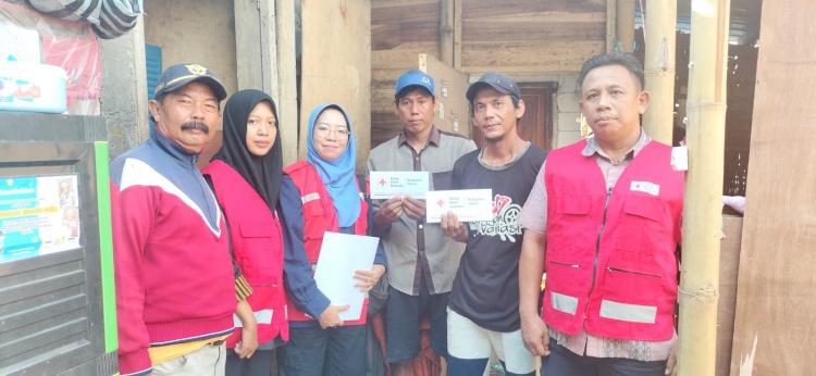 PMI Kabupaten Jepara Salurkan Bantuan untuk Korban Rumah Roboh di Kedung Malang