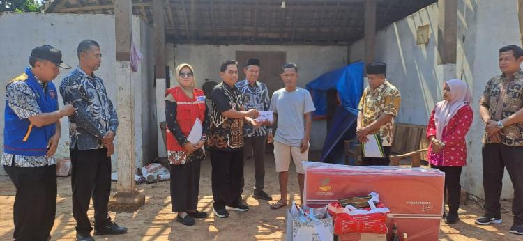 PMI Jepara Salurkan Bantuan Sosial untuk Korban Rumah Roboh di Desa Bawu