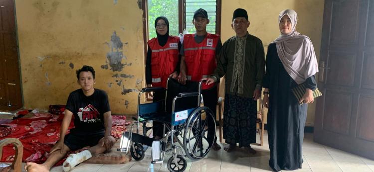 PMI Kabupaten Jepara Serahkan Bantuan Kursi Roda untuk Warga Desa Bangsri