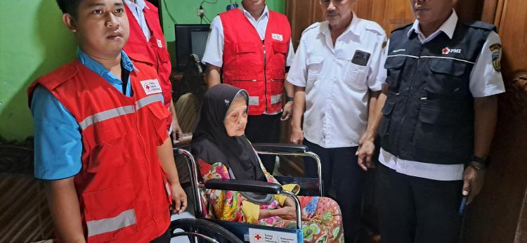 PMI Kabupaten Jepara Salurkan Bantuan Sosial dan Alat Bantu untuk Warga
