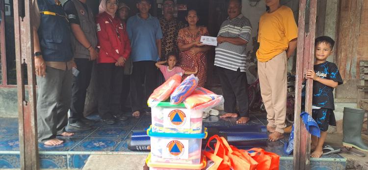 PMI dan BPBD Kabupaten Jepara Salurkan Bantuan untuk Korban Atap Roboh di Kedungsarimulyo