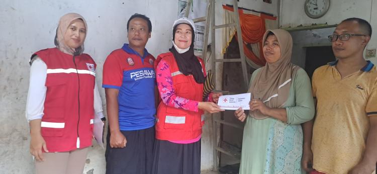 PMI Kabupaten Jepara Salurkan Bantuan Sosial untuk Korban Kebakaran di Desa Wedelan