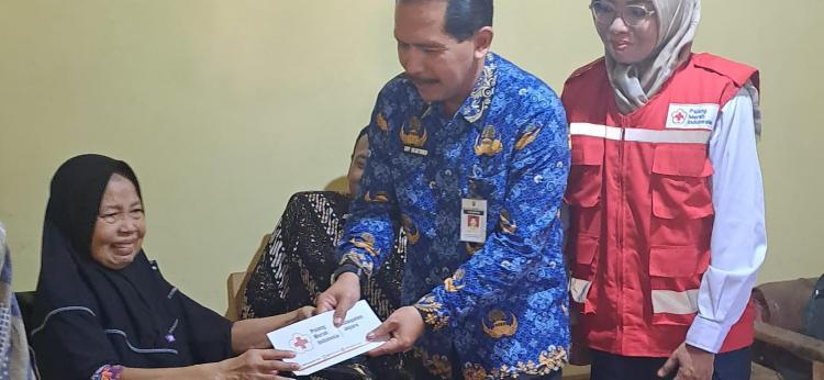 PMI Kabupaten Jepara Salurkan Bantuan Sosial untuk Ibu Amini, Guru Korban Kecelakaan Lalu Lintas