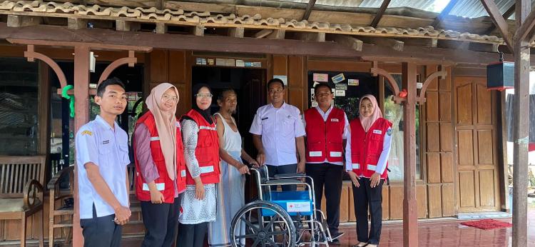 PMI Kabupaten Jepara Salurkan Bantuan Kursi Roda untuk Adiba Khanza Azzahra
