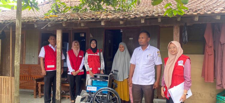PMI Jepara Salurkan Bantuan Kursi Roda untuk Warga Sowan Kidul