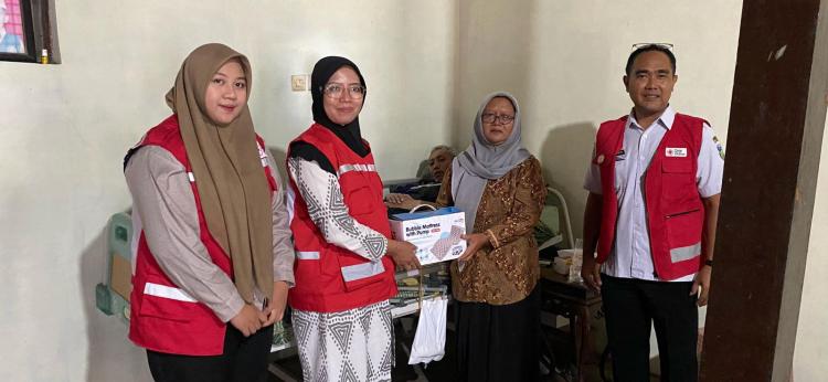 PMI Kabupaten Jepara Salurkan Bantuan Kasur Decubitus untuk Warga Desa Paren