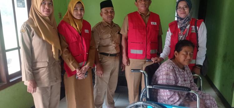 PMI Kabupaten Jepara Salurkan Bantuan Kursi Roda untuk Warga Desa Sukosono