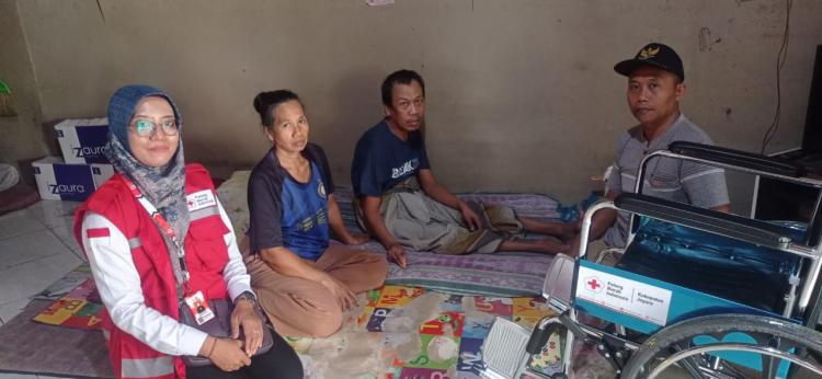 PMI Kabupaten Jepara Salurkan Bantuan Kursi Roda untuk Warga Desa Troso