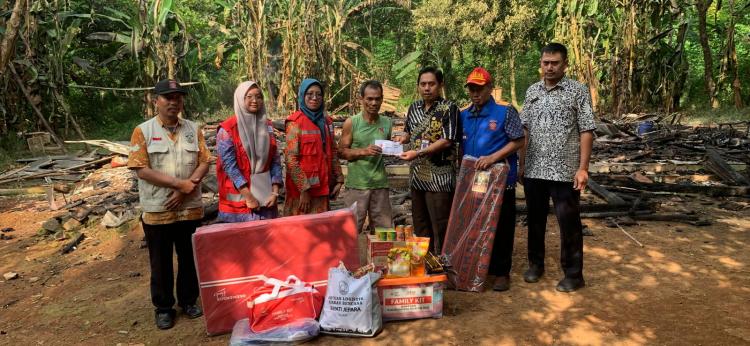PMI Kabupaten Jepara Serahkan Bantuan untuk Korban Kebakaran di Desa Ngasem