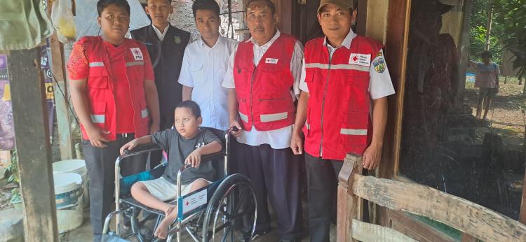 PMI Kabupaten Jepara Serahkan Bantuan Kursi Roda untuk Adik Devano di Kecamatan Mayong