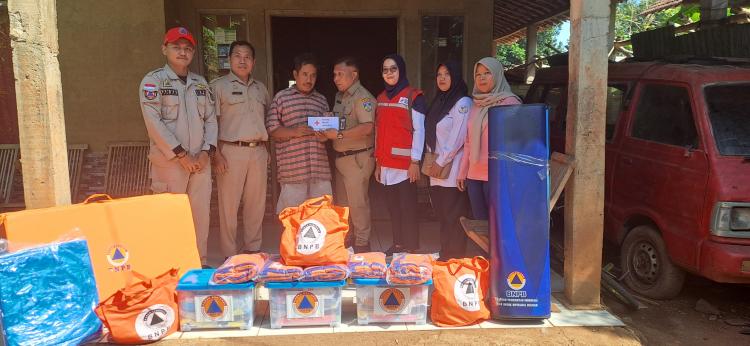 PMI Kabupaten Jepara dan BPBD Salurkan Bantuan Sosial untuk Korban Kebakaran di Desa Kawak
