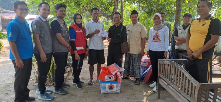 PMI Jepara Bersama BPBD dan Dinsospermades Salurkan Bantuan untuk Korban Rumah Roboh di Sekuro