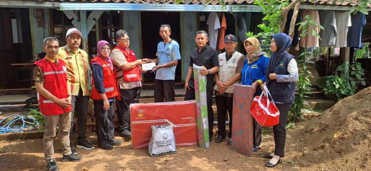 PMI Kabupaten Jepara Bersama Dinsospermasdes Salurkan Bantuan untuk Korban Rumah Roboh