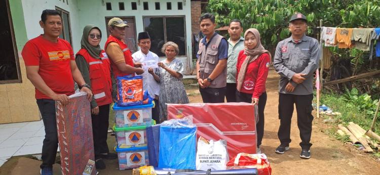 PMI Jepara Bersinergi Salurkan Bantuan untuk Warga Terdampak Musibah di Batealit dan Nalumsari