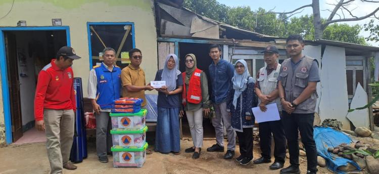 PMI Jepara Salurkan Bantuan untuk Warga Terdampak Angin Kencang di Kecamatan Keling