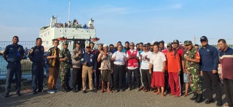 PMI Jepara Bersama BPBD, Dinsospermades, dan Forkopimcam Karimunjawa Salurkan Bantuan untuk ABK KM Mekar Jaya 08 Rembang