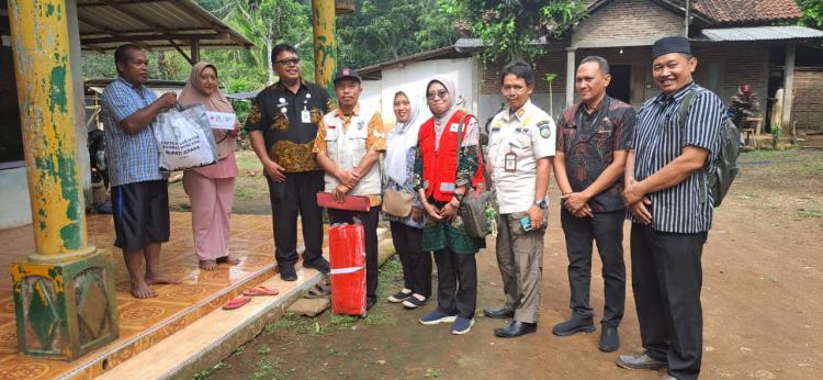 PMI Kabupaten Jepara Salurkan Bantuan untuk Warga Terdampak Angin Kencang di Tanjung