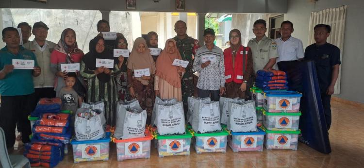 PMI Kabupaten Jepara Salurkan Bantuan untuk Warga Terdampak Angin Kencang di Desa Bungu