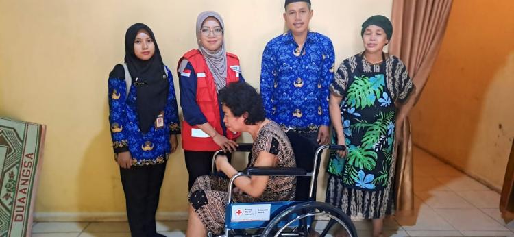 PMI Kabupaten Jepara Salurkan Bantuan Kursi Roda untuk Warga Desa Bawu