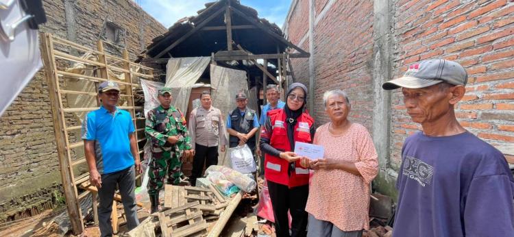 PMI Kabupaten Jepara Salurkan Bantuan untuk Warga Korban Rumah Roboh di Desa Mayongkidul
