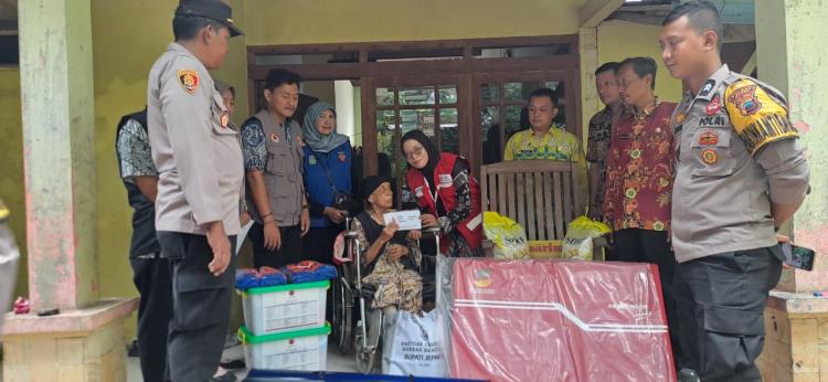 PMI Kabupaten Jepara Bersama Instansi Terkait Salurkan Bantuan untuk Warga Terdampak Rumah Roboh di Desa Sinanggul