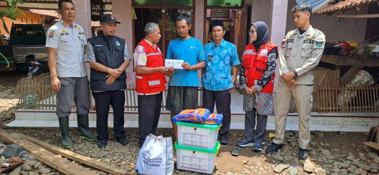 PMI Kabupaten Jepara Bersama Instansi Terkait Salurkan Bantuan untuk Warga Desa Kedungleper