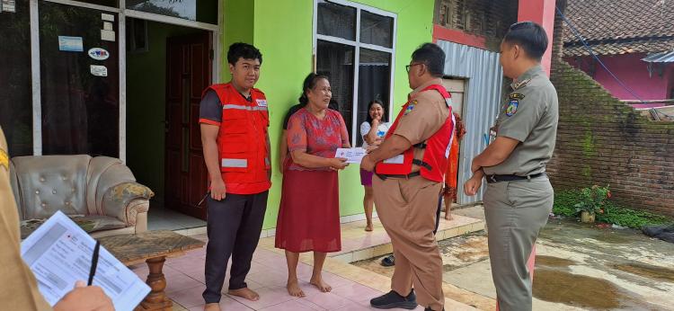 PMI Kabupaten Jepara Salurkan Bantuan Sosial untuk Korban Laka Laut di Karanggondang
