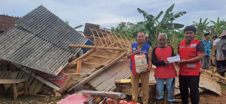 PMI Kabupaten Jepara Salurkan Bantuan untuk Korban Rumah Roboh di Desa Kaliombo