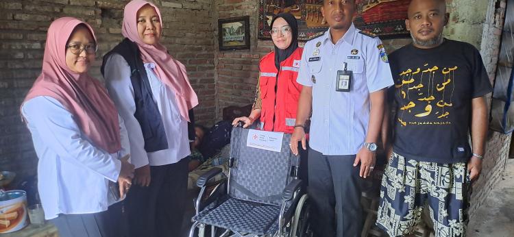 PMI Kabupaten Jepara Serahkan Bantuan Kursi Roda untuk Warga Tahunan