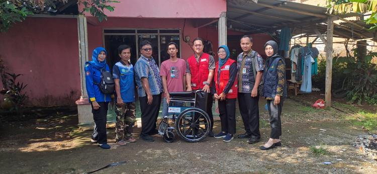 PMI Kabupaten Jepara Serahkan Kursi Roda kepada Warga Sinanggul yang Alami Kelumpuhan