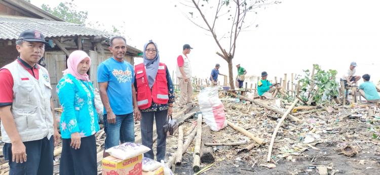 PMI Bantu Warga Terdampak Cuaca Extrim di Desa Jambu Kecamatan Mlonggo
