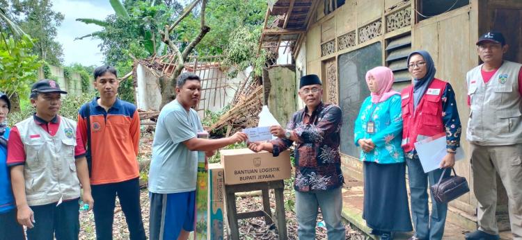 PMI Bantu Warga Terdampak Longsor di Desa Kunir Kecamatan Keling