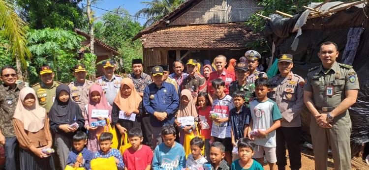 PMI Jepara bersama Pj Bupati Serahkan Bantuan Korban Laka Lalu Lintas
