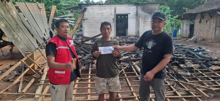 PMI Kabupaten Jepara Berikan Bantuan Tunai kepada Korban Kebakaran