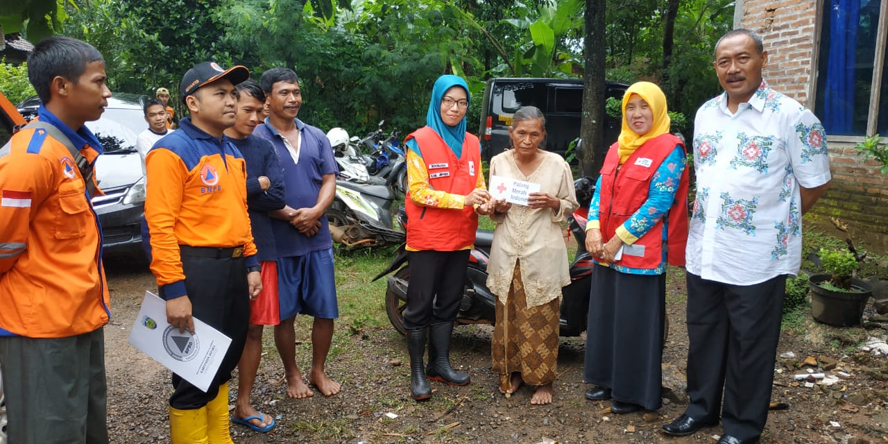 Bantuan korban rumah roboh - untuk meringankan beban ibu Karsilah warga Ds. Karanggondang RT.04/5