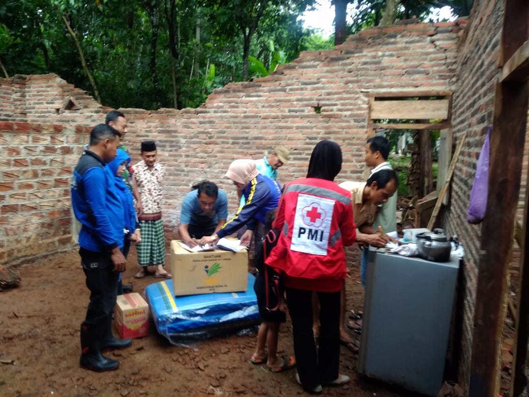 PMI Jepara, Bantu Korban Rumah Roboh di Pancur - PMI Jepara, Bantu Korban Rumah Roboh di Pancur